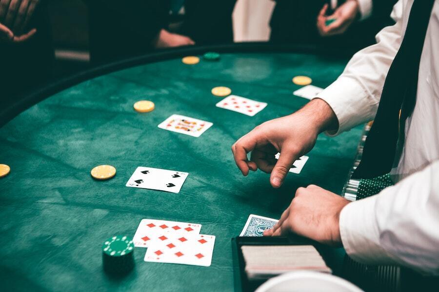 how much does blackjack dealer make